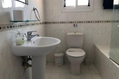 Апартаменти Limnaria - Luxurious, Spacious 3 Bed With Pool Views